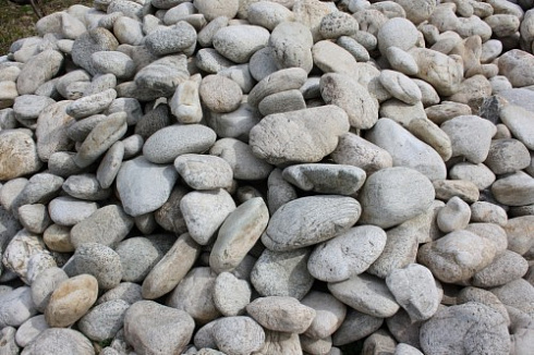 Kamenclub.ru: Бело-серый валунчик фр.100-300 мм.  купить в Ярославле крупный камень для ландшафта серый, белый бело-серый валун крупная галька 4500 руб/т   фото КАМЕНЬ КЛУБ