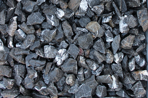 Kamenclub.ru: Щебень крошка черный (мрамор) фр. 40-70 мм.  купить в Ярославле мрамор черный с белыми прожилками, черный, белый декоративный щебень 11000 руб/т   фото КАМЕНЬ КЛУБ