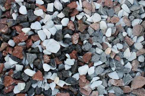 Kamenclub.ru: Мраморная крошка (щебень крошка микс : белый-черный-розовый) фр. 20-40 мм.  купить в Ярославле мрамор белый, черный, розовый декоративная ландшафтная крошка 12000 руб/т   фото КАМЕНЬ КЛУБ