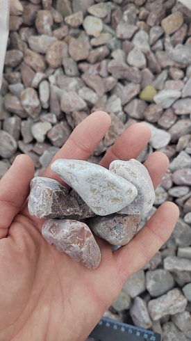 Kamenclub.ru: Мраморная крошка (щебень галтованный розовый) фр.20-40 мм.  купить в Ярославле мрамор розовый, красный оголтованный округлый щебень  15000 руб/т   фото КАМЕНЬ КЛУБ