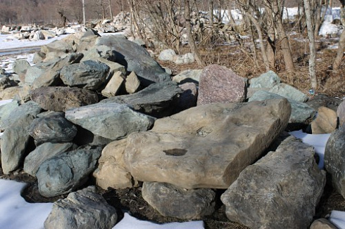 Kamenclub.ru: Гранит скальник (серо-зеленый) фр. 500-1500 мм.  купить в Ярославле гранит мрамор  серый зеленый темно-серый глыба скальная колотая ландшафтная 7 500 руб/т   фото КАМЕНЬ КЛУБ