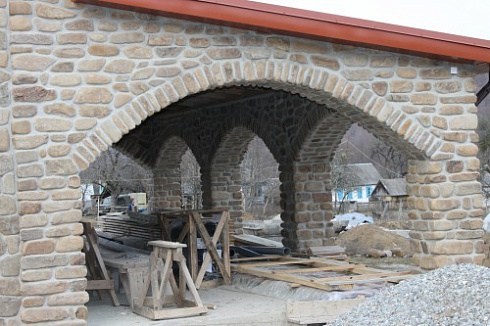 Kamenclub.ru: Песчаник для строительства и кладки блочный (фр 100-200 мм)  купить в Ярославле песчаник бежевый серый рыжий валун мелкий для строительства песчаник 6500 руб/т   фото КАМЕНЬ КЛУБ