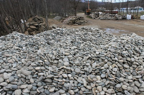 Kamenclub.ru: Галька речная плоская (ассорти) фр. 100-200-300 мм купить  в Ярославле галька галечник природный серый, белый темно-серый синий рыжий светло-серый природная галька плоская крупная 8000 руб/т   фото КАМЕНЬ КЛУБ