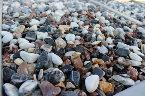 Kamenclub.ru: Мраморная крошка (щебень галтованный микс:белый-черный-розовый-медовый) фр.10-20 мм.  купить в Ярославле мрамор белый, медовый, черный, розовый мраморный декоративный ландшафтный окатанный округлый галтованный щебень 15500 руб/т   фото КАМЕНЬ КЛУБ