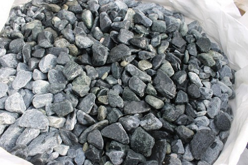 Kamenclub.ru: Щебень галтованный зеленый (змеевик) фр. 50-100 мм.  купить в Ярославле галтовка мраморная зеленый, салатовый мрамор 12 500 руб/т   фото КАМЕНЬ КЛУБ