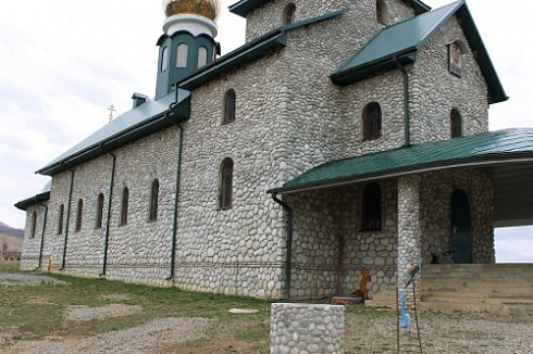 Kamenclub.ru: Галька речная плоская (бело-серая) фр. 100-200-300 мм. купить  в Ярославле галька речная плоская серый, белый, бело-серый, серо-белый речная галька плоская  9000 руб/т   фото КАМЕНЬ КЛУБ