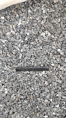 Kamenclub.ru: Щебень галтованный черный (мрамор) фр.10-20 мм.  купить в Ярославле мрамор черный с белыми прожилками, черный, белый окатанный округлый ландшафтный декоративный щебень 15000 руб/т   фото КАМЕНЬ КЛУБ