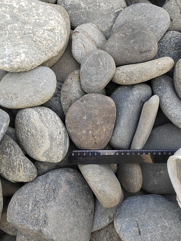 Kamenclub.ru: Галька речная плоская (ассорти) фр. 70-150 мм. купить  в Ярославле галька галечник серый белый темно-серый синий светло-серый плоская природная галька  9000 руб/т   фото КАМЕНЬ КЛУБ