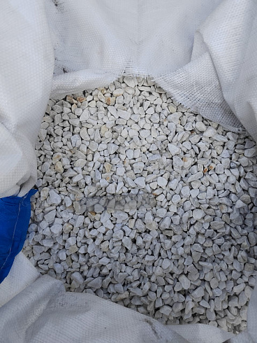 Kamenclub.ru: Мраморная крошка, щебень, цвет-белый, фр. 10-20 мм.  купить в Ярославле мрамор белый, молочный айвори каменная ландшафтная декоративная крошка шебня 12000 руб/т   фото КАМЕНЬ КЛУБ