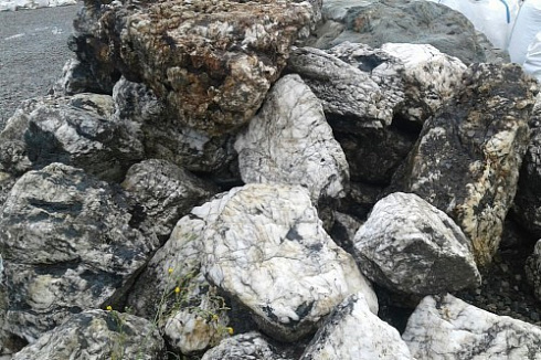 Kamenclub.ru: Черный гранит - кварцит фр. 500-1000 мм.  купить в Ярославле гранит кварцит черный серый белый скальный колотый валун 9750 руб/т   фото КАМЕНЬ КЛУБ