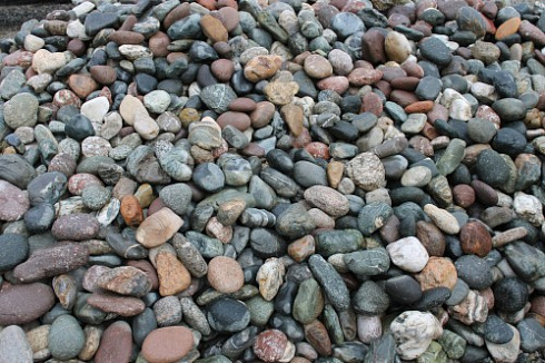 Kamenclub.ru: Галька окат (цветная картошка) фр. 50-100 мм. купить  в Ярославле галька природная окатанная серый белый цветной синий темно-серый коричневый округлый галечник окатанный 6800 руб/т   фото КАМЕНЬ КЛУБ