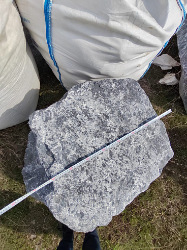 Kamenclub.ru: Черный мрамор скальник фр. 1000-1500 мм.  купить в Ярославле мрамор черный белый серый крупный колотый валун ландшафтный 9000 руб/т   фото КАМЕНЬ КЛУБ