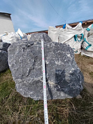 Kamenclub.ru: Черный мрамор скальник фр. 1000-1500 мм.  купить в Ярославле мрамор черный белый серый крупный колотый валун ландшафтный 9000 руб/т   фото КАМЕНЬ КЛУБ