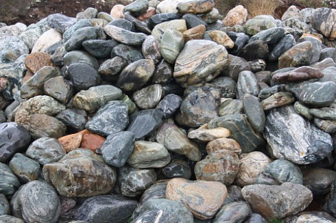 Kamenclub.ru: Ландшафтные валунчики фр.100-500 мм.  купить в Ярославле крупный природный камень серый, темно-серый, светло-серый речной валун крупный 4800 руб/т   фото КАМЕНЬ КЛУБ