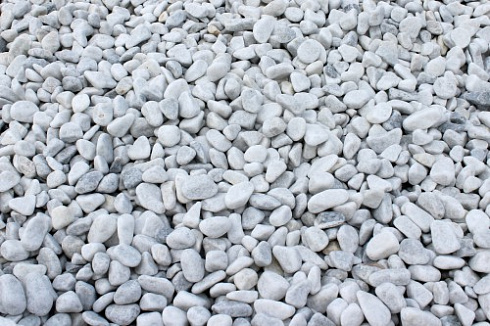 Kamenclub.ru: Щебень галтованный белый (мрамор) фр.5-10 мм.  купить в Ярославле мрамор белый, айвори, молочный каменная мраморная декоративная ландшафтная крошка 17000 руб/т   фото КАМЕНЬ КЛУБ