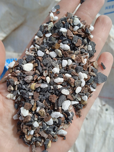 Kamenclub.ru: Мраморная крошка (щебень крошка микс : белый-черный-розовый) фр. 3-5 мм.  купить в Ярославле мрамор белый, черный, розовый, разноцветный мраморная каменная крошка декорвтивная 12000 руб/т   фото КАМЕНЬ КЛУБ