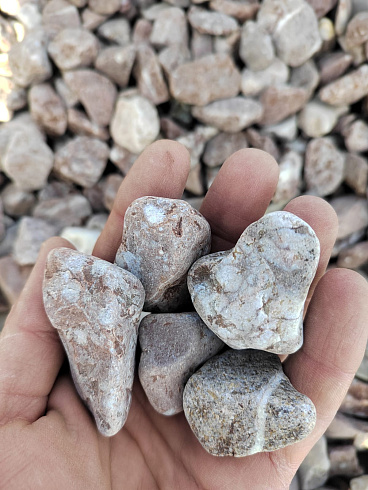 Kamenclub.ru: Мраморная крошка (щебень галтованный розовый) фр.20-40 мм.  купить в Ярославле мрамор розовый, красный оголтованный округлый щебень  15000 руб/т   фото КАМЕНЬ КЛУБ