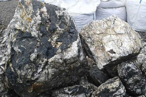 Kamenclub.ru: Черный гранит - кварцит фр. 500-1000 мм.  купить в Ярославле гранит кварцит черный серый белый скальный колотый валун 9750 руб/т   фото КАМЕНЬ КЛУБ