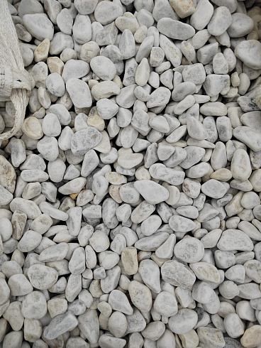 Kamenclub.ru: Мраморная крошка (щебень галтованный белый) фр.40-70 мм.  купить в Ярославле мрамор белый молочный айвори окатанный округлый природный камень 17000 руб/т   фото КАМЕНЬ КЛУБ