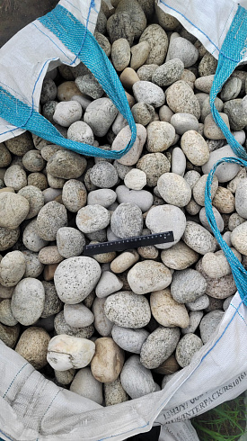 Kamenclub.ru: Галька речная окат (серо-белая) фр. 70-120 мм купить  в Ярославле галька галечник бело-серая, серо-белая, серая, белая речная природная галька  8000 руб/т   фото КАМЕНЬ КЛУБ