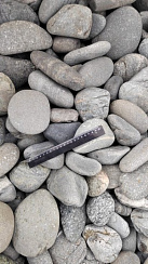 Kamenclub.ru: Галька речная окат (темно-серая) фр. 70-150 мм. купить  в Ярославле галька речная темно-серая, синяя, серая речная галька округлая  8000 руб/т   фото КАМЕНЬ КЛУБ