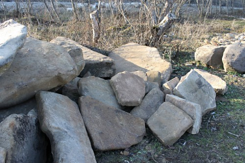 Kamenclub.ru: Песчаник плиты - плахи - пошаговые дорожки (фр. 70-150 мм)  купить в Ярославле песчаник серый бежевый желтый зеленый колотый песчаник строительный 6500 руб/т   фото КАМЕНЬ КЛУБ