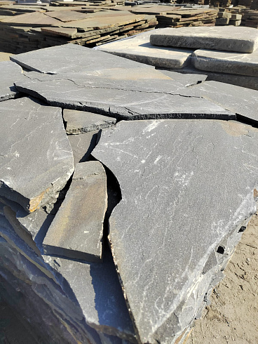 Kamenclub.ru: Песчаник пластушка светло-серый (3,0 см)  купить в Ярославле песчаник светло-серый, серый песчаник рваный ландшафтный колотый 13800 руб/м3   фото КАМЕНЬ КЛУБ