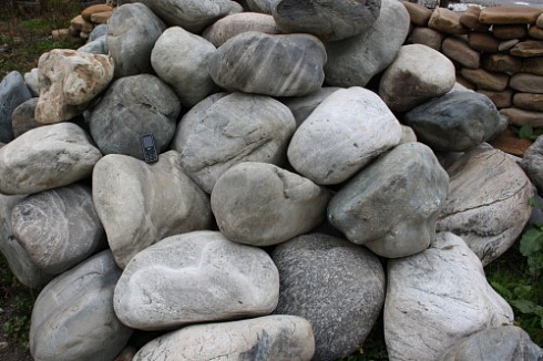 Kamenclub.ru: Речной валун Кабанчик фр.300-500 мм.  купить в Ярославле крупный природный камень галька серый, темно-серый речной валун галечник масштабный 7000 руб/т   фото КАМЕНЬ КЛУБ