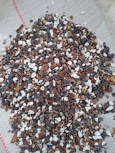 Kamenclub.ru: Мраморная крошка (щебень крошка микс : белый-черный-розовый) фр. 3-5 мм.  купить в Ярославле мрамор белый, черный, розовый, разноцветный мраморная каменная крошка декорвтивная 12000 руб/т   фото КАМЕНЬ КЛУБ