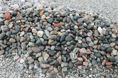 Kamenclub.ru: Галька окат (цветная картошка) фр. 50-100 мм. купить  в Ярославле галька природная окатанная серый белый цветной синий темно-серый коричневый округлый галечник окатанный 6800 руб/т   фото КАМЕНЬ КЛУБ