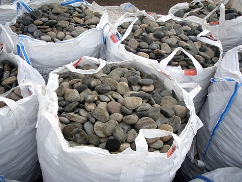 Kamenclub.ru: Галька речная плоская (ассорти) фр. 70-150 мм. купить  в Ярославле галька галечник серый белый темно-серый синий светло-серый плоская природная галька  9000 руб/т   фото КАМЕНЬ КЛУБ