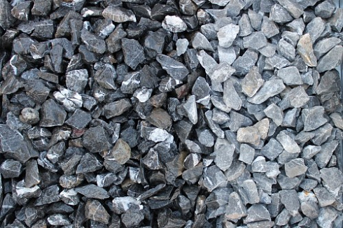 Kamenclub.ru: Щебень крошка черный (мрамор) фр. 20-40 мм.  купить в Ярославле мрамор черный с белыми прожилками мраморная каменная крошка 11000 руб/т   фото КАМЕНЬ КЛУБ