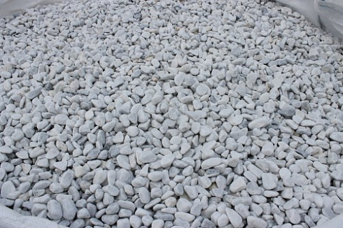 Kamenclub.ru: Мраморная крошка (щебень галтованный белый) фр.10-20 мм.  купить в Ярославле мрамор белый, молочный, айвори окатанный округлый декоративный ландшафтный щебень 17000 руб/т   фото КАМЕНЬ КЛУБ