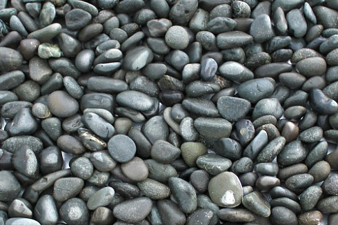Kamenclub.ru: Галька речная окат (темно-серая) фр. 70-150 мм. купить  в Ярославле галька речная темно-серая, синяя, серая речная галька округлая  8000 руб/т   фото КАМЕНЬ КЛУБ