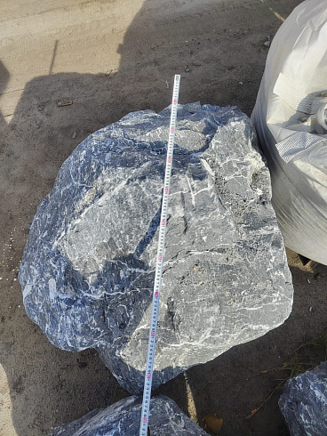 Kamenclub.ru: Черный мрамор скальник фр. 1000-1500 мм.  купить в Ярославле мрамор черный белый серый крупный колотый валун ландшафтный 9000 руб/т   фото КАМЕНЬ КЛУБ