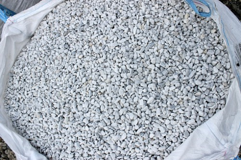 Kamenclub.ru: Мраморная крошка (щебень галтованный белый) фр.10-20 мм.  купить в Ярославле мрамор белый, молочный, айвори окатанный округлый декоративный ландшафтный щебень 17000 руб/т   фото КАМЕНЬ КЛУБ