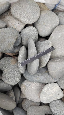 Kamenclub.ru: Галька речная плоская (темно-серая) фр. 70-150 мм. купить  в Ярославле галечник природный темно-серый серый синий речная плоская природная окатанная  9000 руб/т   фото КАМЕНЬ КЛУБ
