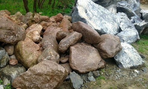 Kamenclub.ru: Конгломераты фр. 300-1000 мм.  купить в Ярославле кварц мрамор диабаз коричневый, серый зеленоватый речной валун крупный 6500 руб/т   фото КАМЕНЬ КЛУБ