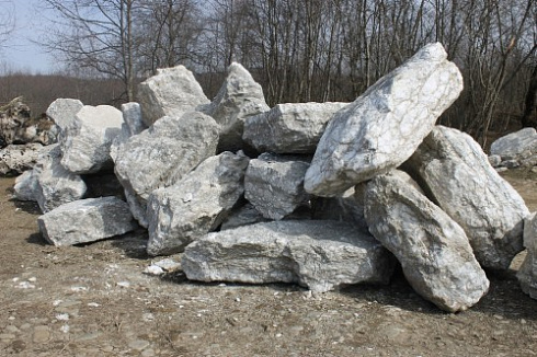 Kamenclub.ru: Мраморизированный известняк фр.500-1500 мм.  купить в Ярославле    10000 руб/т   фото КАМЕНЬ КЛУБ