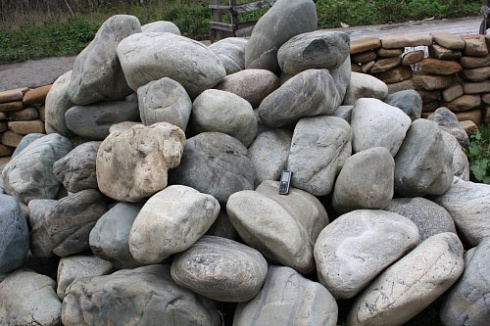 Kamenclub.ru: Речной валун Кабанчик фр.300-500 мм.  купить в Ярославле крупный природный камень галька серый, темно-серый речной валун галечник масштабный 7000 руб/т   фото КАМЕНЬ КЛУБ