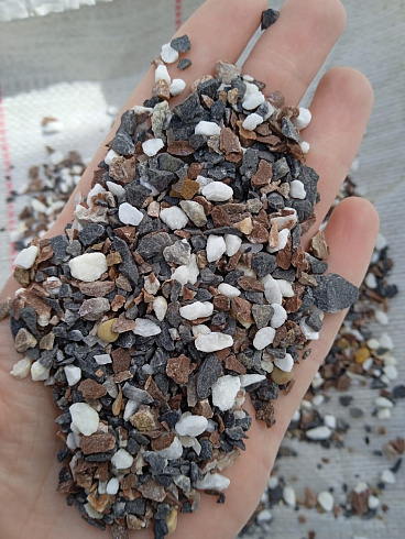 Kamenclub.ru: Мраморная крошка (щебень крошка микс : белый-черный-розовый) фр. 5-10 мм.  купить в Ярославле мрамор белый, черный, розовый, разноцветный микс декоративная мраморная каменная крошка 12000 руб/т   фото КАМЕНЬ КЛУБ