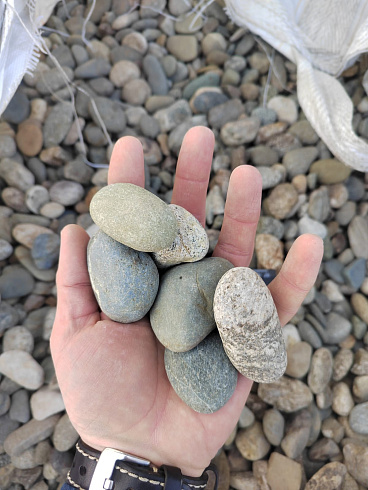 Kamenclub.ru: Галька речная окат (пестрая) фр. 20-40 мм. купить  в Ярославле галька речная пестрая, серая, серые оттенки галька речная окатанная округлая 5000 руб/т   фото КАМЕНЬ КЛУБ