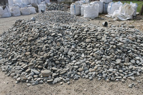 Kamenclub.ru: Галька речная плоская (ассорти) фр. 70-150 мм. купить  в Ярославле галька галечник серый белый темно-серый синий светло-серый плоская природная галька  9000 руб/т   фото КАМЕНЬ КЛУБ