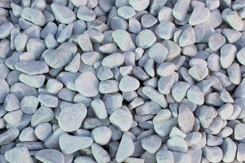 Kamenclub.ru: Мраморная крошка (щебень галтованный белый), фр.20-40 мм.  купить в Ярославле мрамор белый бежевый молочный мраморный щебень декоративный 17000 руб/т   фото КАМЕНЬ КЛУБ