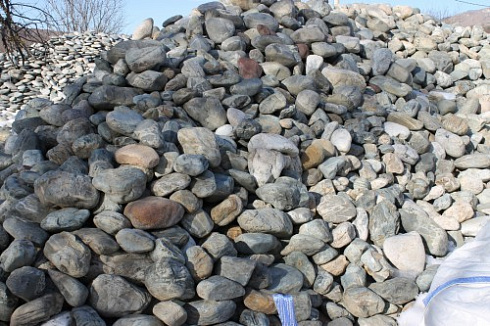 Kamenclub.ru: Ландшафтные валунчики фр.100-500 мм.  купить в Ярославле крупный природный камень серый, темно-серый, светло-серый речной валун крупный 4800 руб/т   фото КАМЕНЬ КЛУБ