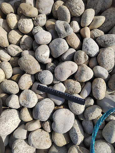 Kamenclub.ru: Галька речная окат (серо-белая) фр. 70-120 мм купить  в Ярославле галька галечник бело-серая, серо-белая, серая, белая речная природная галька  8000 руб/т   фото КАМЕНЬ КЛУБ