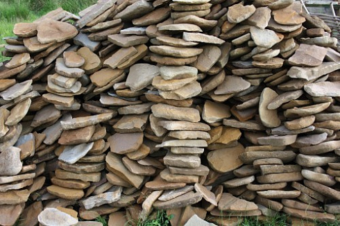 Kamenclub.ru: Песчаник колотый для облицовки (фр. 2-3 см)  купить в Ярославле песчаник бежевый серый рыжий песчаник строительный 5000 руб/т   фото КАМЕНЬ КЛУБ