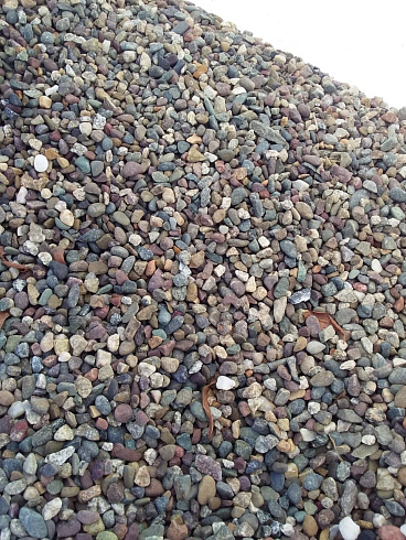 Kamenclub.ru: Галька речная окат цветная фр.5-10 мм. купить  в Ярославле галька речная белый, серый, красноватый, синий, темно-серый речная окатанная галька декоративная 6800 руб/т   фото КАМЕНЬ КЛУБ