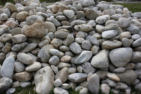 Kamenclub.ru: Бело-серый валунчик фр.100-300 мм.  купить в Ярославле крупный камень для ландшафта серый, белый бело-серый валун крупная галька 4500 руб/т   фото КАМЕНЬ КЛУБ