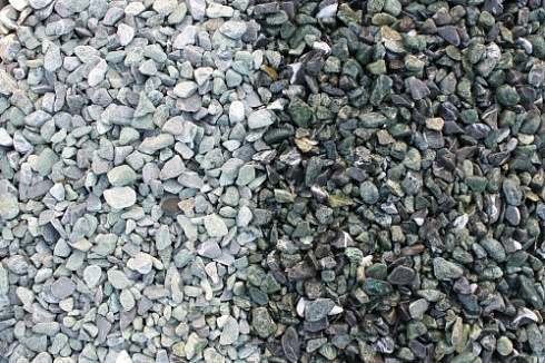 Kamenclub.ru: Мраморная крошка (щебень галтованный микс:зеленый-черный) фр.10-20 мм.  купить в Ярославле мрамор зеленый, черный декоративные ландшафтные окатанные округлые камни щебня 14500 руб/т   фото КАМЕНЬ КЛУБ